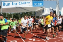 Los geht es: 81 Teams machten sich beim Startschuss des „Run for Children