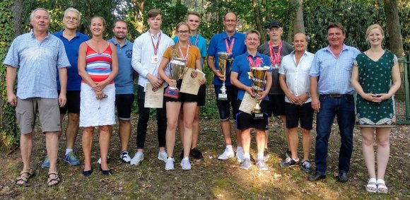 Ehrende, Geehrte und Gäste des MGC, von links: Vereinschef Norbert Kramer, Bernd Szablikowski, Ulrike Cohnen, Marcel Noack, Ole Biegler, Selina Krauss, Silvio Krauss, Patrick Beringhausen, Roman Kobisch, Michael Bamberg, Klaus Kuhn, Günter Beck, Christin Sauer.