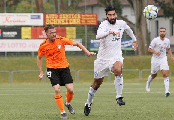 SVG-Abwehrchef und -Kotrainer Ferhat Gündüz (r.) hat in Manassé Eshele jetzt einen zusätzlichen potenziellen Neben- oder Vordermann im Kader.