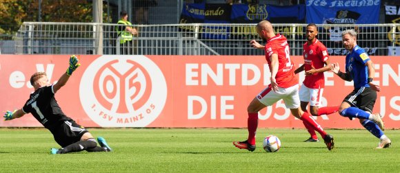 Simon Brandstetter (am Ball) traf in Alzenau in der dritten Minute zum 1:0 und erzwang in der 48. Minute das 2:0.