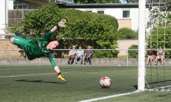 Da schaute Tobias Schneider aus der Horizontalen machtos zu: Beim jüngsten Gastspiel in Bodenheim unterlag seine Mombacher Fortuna im Mai 2018 mit 2:4 (hier das 2:3) und stieg ab.