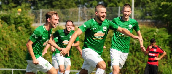 In Marienborn haben sie nicht nur nach Toren Spaß, sondern, wie der neue Abwehrchef Marc Beck (im Hintergrund) erzählt, auch im Training.