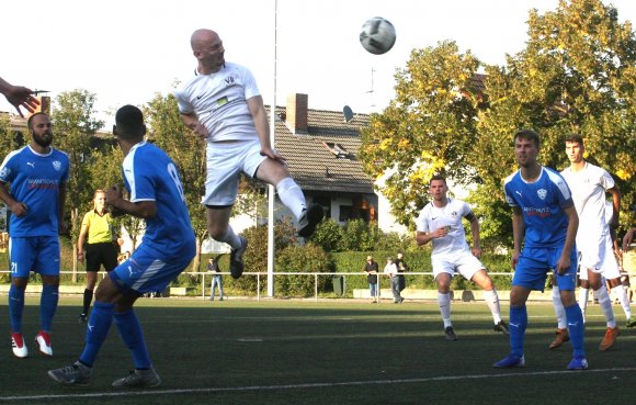 Die endgültige Entscheidung und der Schlusspunkt im Derby: Max Zeringer darf ohne jede Störung durch Mombacher Abwehrspieler einen Flankenball von Andrea Carista zum 4:1-Endstand einköpfen.