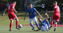 Und wieder ist der Ball weg: Ganz ungewöhnlich in dieser Saison waren die Probleme von Dennis Merten (am Boden), Mustafa Yilmaz und Co, den Ball verlustfrei durch das Mittelfeld zu bringen.