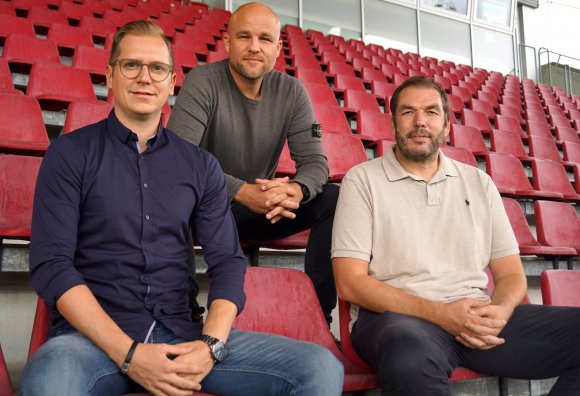 Chefscout André Hechelmann (l.), Sportvorstand Rouven Schröder und Bernd Legien, Direktor Scouting & Analyse bei Mainz 05.