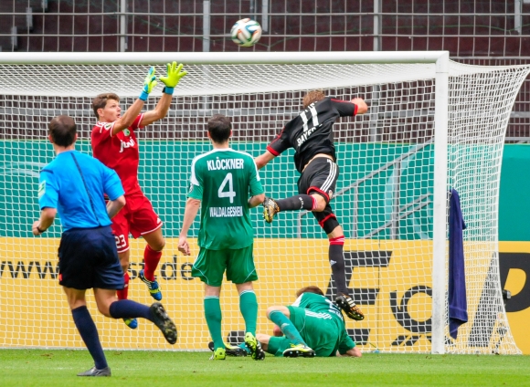 Stefan Kießling vor dem Tor der Alemannia: Die Spieler des Verbandsligisten konnten den Torjäger des Bundesligisten Bayer 04 in der ersten Halbzeit einfach nicht stoppen. Ingsesamt zeigten sie sich mit ihrem Auftritt gegen das Top-Team jedoch zufrieden.
