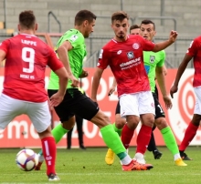 Ganz anders als zuletzt gegen den FC Gießen präsentierte sich die U23 (Mitte: Nils Lihsek) im jüngsten Heimspiel gegen den SSV Ulm 46, als die Mannschaft in der zweiten Halbzeit nicht einbrach, sondern vier Treffer zum 4:1-Erfolg erzielte.