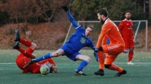 Jonas Gangl hat sich zwar ein blutiges Knie geholt und macht hier gar die Grätsche, das Heimspiel gegen den TuS Altleiningen in der vorigen Saison gewann die TSG Bretzenheim 46 aber mit 3:2. Nun sieht man sich als Tabellennachbarn wieder.