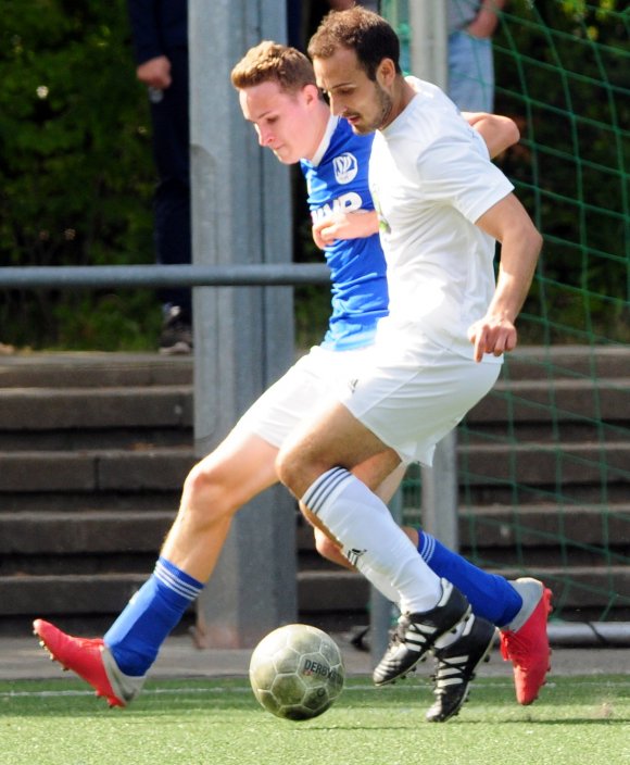 So, wie dieses Laufduell zwischen dem Bretzenheimer Konrad Maxeiner (v.) und dem Gau-Algesheimer Patrick Dengler endeten in den letzten 25 Minuten nahezu alle Zweikämpfe...