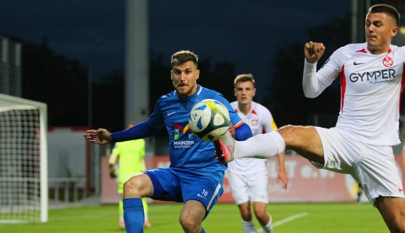 Damir Bektasevic (l., gegen Andre Hainault), sorgte mit seinem Lattenknaller für einen Höhepunkt des Gonsenheimer Pokalspiels gegen den FCK.