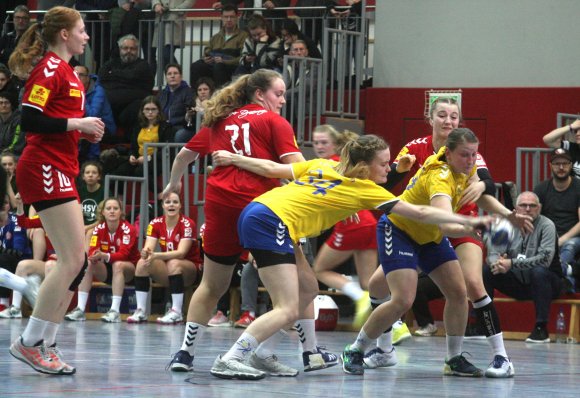 Aufsteiger FSV Mainz 05 II (v.l. Katrin Feldmann, Dorina Nahm, hinten Carina Gangel) hatte vorige Saison gegen die etablierte SG TSG/DJK Bretzenheim (Mitte: Lena Kahnert, Michelle Chwalek) längst bewiesen, dass er in der Dritten Liga mehr als Abstiegskampf kann.