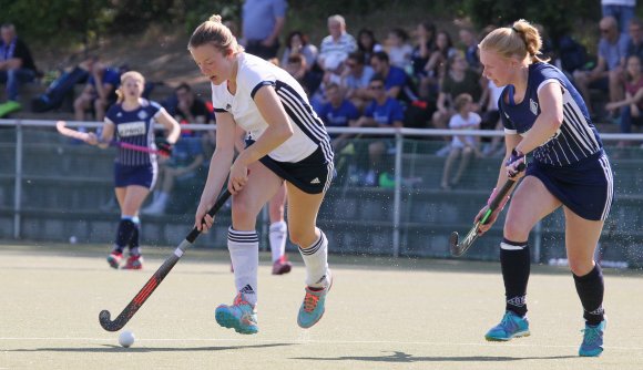 Gegen den späteren Mitaufsteiger HG Nürnberg lief es für die Hockeyfrauen des TSV Schott (l. Johanna Sommerkorn) Ende Mai gar nicht gut, das 0:3 bedeutete einen Rückschlag nach einer Erfolgsserie..