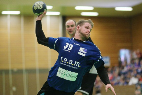 Zusammen mit Manuel Kühn, Eike Rigterink und Lukas Nagel stellt Kreisläufer Kevin Knieps bei den Sportfreunden Budenheim ein Gerüst an Routiniers, ohne die es nach einem größeren Umbruch wie in diesem Jahr wohl kaum funktionieren könnte, daher bilden Kühn und Knieps auch das Kapitänsduo.