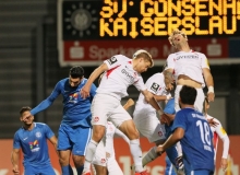 Ferhat Gündüz springt bei dieser Gonsenheimer Ecke zwar nicht am höchsten...