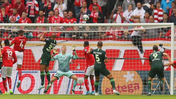 Der geht rein: Marcel Tisserand (3.v.l.) erzielt in der achten Minute das entscheidende 0:1.