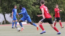 Zur Eckfahne sollte er in der Schlussminute mit dem Ball laufen, sagte sein Trainer. Raphael Assibey-Mensah hatte einen anderen Plan. Er erzielte das 3:1.