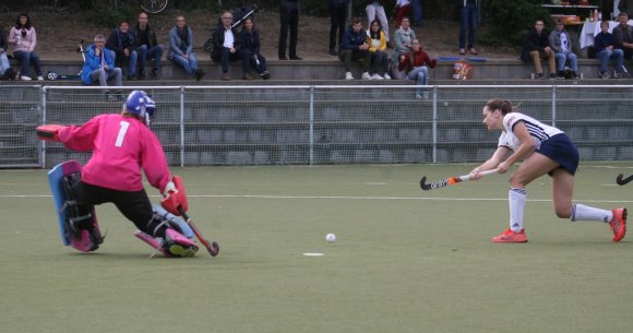 Den darf man machen: Fabienne Werner scheitert hier bei einer der ganz wenigen klaren Einschusschancen an Gästekeeperin Eliza Elsner.