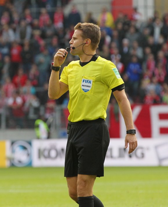 Felix Brych ist der erste Schiedsrichter, der einem Bundesligatrainer die Gelb-Rote Karte gezeigt hat.