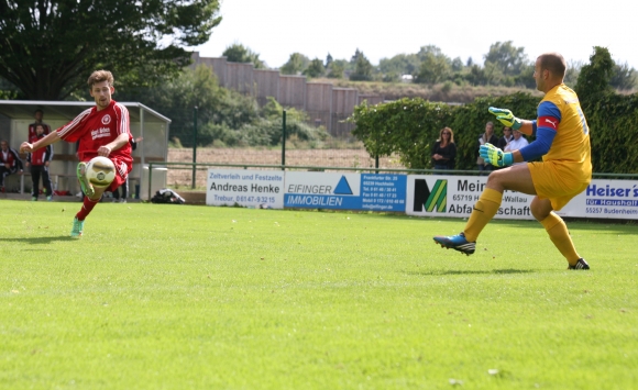 Den macht er dann doch: Jonas Kleinschmitt sichert der SVW Mainz den ersten Saisonsieg durch diesen Schlenzer frei vor dem Kasten von TuS-Torwart André Lacroix. 