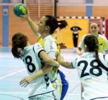 Vera Martens (gelbes Trikot) blebt hier in der Gästeabwehr hängen. Insgesamt hatte die SG Bretzenheim II mit dem Schlusslicht HSG Kastellaun aber nur wenige Probleme.