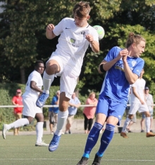 Kaan Tuncer (l.) wurde beim VfB-Sieg in Grünstadt erster Rotsünder der Bodenheimer in dieser Saison. Statt mit Abstand am Ende der Fairnesstabelle zu stehen, nimmt die Kartenmannschaft der Vorsaison selbst nach dieser Hinausstellung Rang vier ein.
