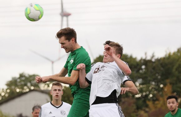 Sebastian Endriß (l.) scheiterte mit der letzten Torchance des Spiels am Finther Keeper...