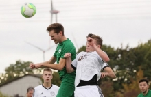 Sebastian Endriß (l.) scheiterte mit der letzten Torchance des Spiels am Finther Keeper...