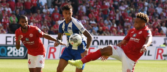 Auf den kämpferischen Einsatz, wie ihn Pierre Kunde (r.) beim bisher einzigen Saisonsieg gegen Hertha BSC präsentierte, (l. Torschütze Jeremiah St. Juste), wird es in Paderborn nach Überzeugung des gesperrten Trainers Sandro Schwarz viel mehr ankommen als auf große Ballkontrollzeiten.