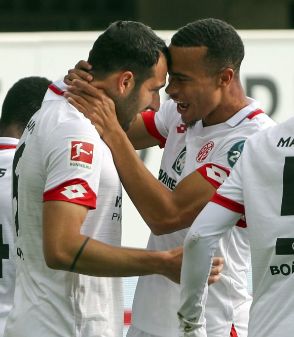 1:0-Schütze Robin Quaison (r.) dankt Levin Öztunali für die brillante Vorarbeit.