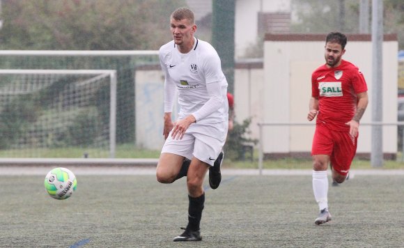 Einsam im Regen: Roman Meyenburg, der in der Vorwoche mit einem Doppelpack in Grünstadt zum Matchwinner für den VfB Bodenheim wurde, hatte gegen den SV Ruchheim kaum verheißungsvolle Szenen.