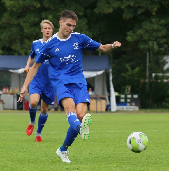 Lukas Helbach durfte in der vergangenen Saison als Jugendspieler bei zwei Einsätzen in die Landesliga hineinschnuppern. In dieser Runde gehört er mit bereits acht Einsätzen zu dem Stammkräften der 46er und trug gegen den FSV Offenbach erstmals die Rückennummer 9.