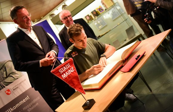 Niklas Kaul beim Eintrag ins Goldene Buch der Stadt Mainz.