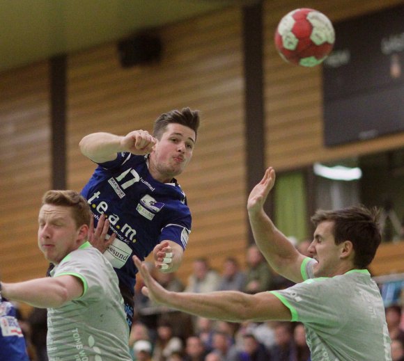 In Zusammenarbeit mit Kai Diehl schloss Lukas Nagel den letzten Angriff der Partie in Offenbach mit dem Treffer zum 31:31-Endstand ab, der als glücklicher Punktgewinn der Sportfreunde einzuordnen ist.