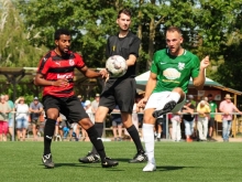 Mateo Trapp (r.), hier im Meisterschaftsspiel gegen den TuS Rüssingen, fälschte den Ball zum 0:1 unglücklich ab.
