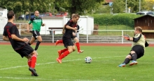Pass Ivo Schedereit (l.), Vollendung Mathias Cygon: Wie hier beim 1:0 für den FSV Nieder-Olm im Spiel gegen den ASV Nibelungen Worms funktionierte das Schema nur in der ersten Halbzeit einigermaßen.