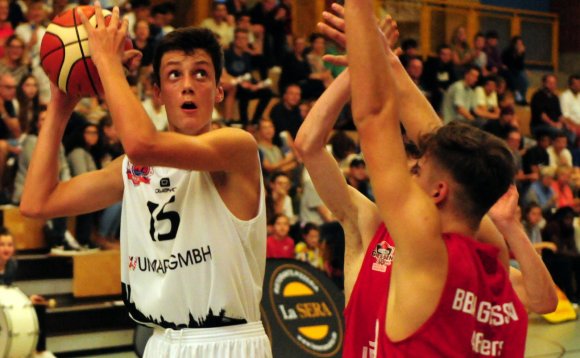 Tobias Holbach (l.) und der ASC unterlagen zum JBBL-Auftakt den Gießen 46ers.