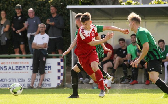 In seiner ersten Weisenauer Saison wurde Julian Hornetz (l.) vom Abwehr- zum Mittelfeldspieler umgeschult. Seitdem bearbeitet er die Außenbahn.