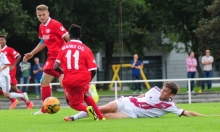 Ilker Yüksel (l.) und Bote Nzuzi Baku (11) holten für die 05-B-Junioren beim VfB Stuttgart je einen Elfmeter heraus. Den zweiten verwandelte Jayson Breitenbach im Nachschuss zum 1:0-Siegtreffer.