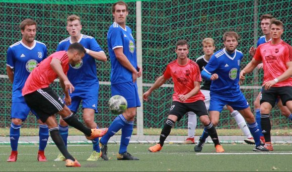 Durch einen 3:0-Heimsieg stoppte die TSG Bretzenheim (blaue Trikots) in der vergangenen Runde den stark in die Saison gekommenen Neuling SV Gimbsheim. Das macht Hoffnung, dass die aktuelle Niederlagenserie mit dem neuerlichen Besuch des Tabellennachbarn endet.