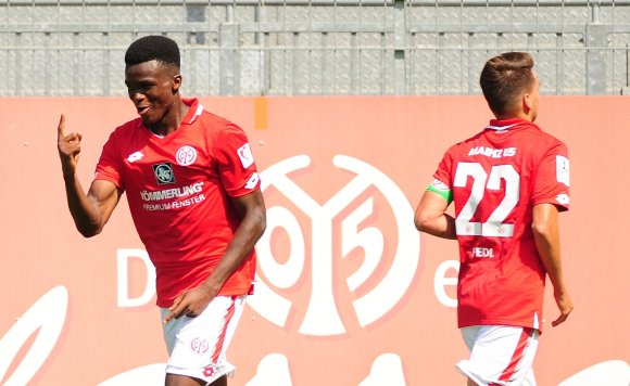 Michael Akoto köpfte in Offenbach den 2:1-Führungstreffer und bereitete die Entscheidung per Flanke auf Oliver Wähling vor.