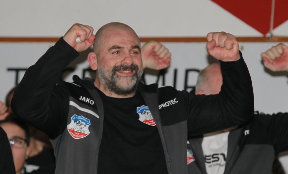 Hochzufrieden: Trainer Cengiz Cakici sah seine Vorgaben komplett umgesetzt und freute sich über den Auswärtssieg.