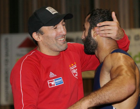 Trainer Davyd Bichinashvili freute sich über Burhan Akbudaks Sieg gegen Rajbek Bisultanov,