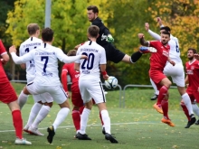 Torwart Niklas Kremer springt an der Ecke von Damir Bektasevic vorbei, Alexander Rimoldi (links, verdeckt) stochert die Kugel zum 1:1 ins Netz.