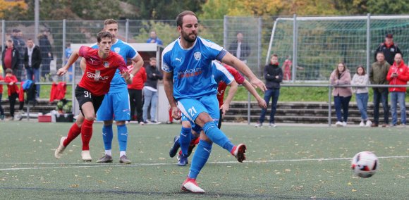 Peter Staegemann lenkte vom Elfmeterpunkt aus das wichtige Duell gegen Mitaufsteiger TSV Billigheim in die richtigen Bahnen, erlebte das Ende wegen eines Platzverweises allerdings nicht mehr auf dem Feld.