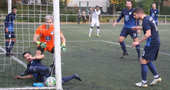 Drin? Eher nicht. Der Ball war nicht tiefer im Tor als auf dem Bild, und da ist die Sache recht klar. Es war die Szene, die dem VfB das 3:3 einbrachte. 