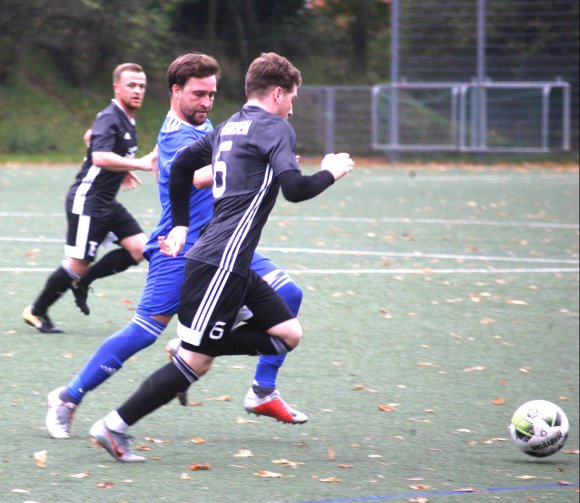 Vizekapitän Nils Krämer (blaues Trikot) ist inzwischen wieder vollwertig dabei. Allmählich kann die anfangs fehlende Erfarung in der umgebauten Mannschaft wieder einen größeren Platz einnehmen.