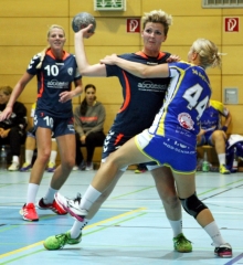 Mal was wagen: Im Vorrundenspiel gegen Fortuna Köln spielte Lara Leuckefeld (r.) im offensiven Deckungsverbund auf der vorgezogenen Position. Standard dürfte in der kommenden Runde aber weiter eine 6-0-Deckung sein.