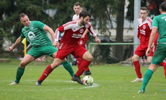 Thomas Mirkes behauptet den Ball nicht nur auf dem Boden, der Weisenauer Mittelfeldspieler gewann im Zentrum auch alle Kopfballduelle und war...