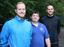 Zwei, auf die der TV Nieder-Olm in der kommenden Runde bauen kann: TVN-Trainer Udo Henß (Mitte) mit den Neuzugängen Stephan Klöckner (l.) und Markus Stadelmaier. 