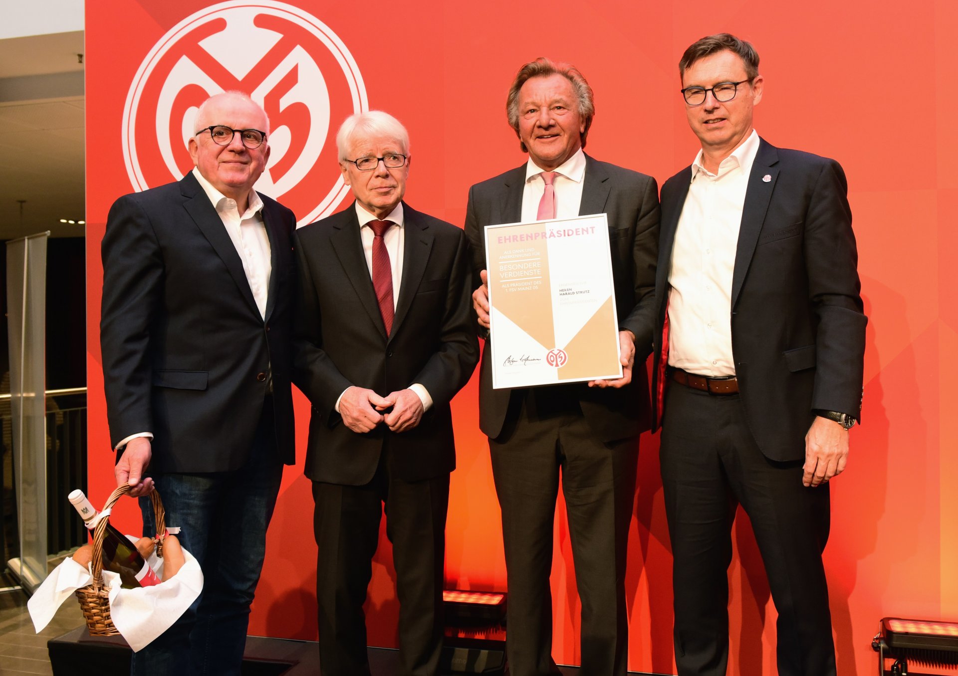 DFL-Ehrenpräsident Reinhard Rauball (2.v.l.) hielt die Laudatio auf seinen Mainzer Amtsbruder.